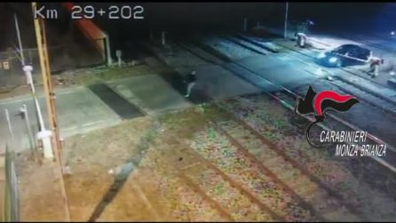 Tenta di scappare dai carabinieri sfondando un passaggio a livello: arrestato