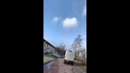 Amsterdam, vento forte fa volare tetti e spezza alcuni alberi in città