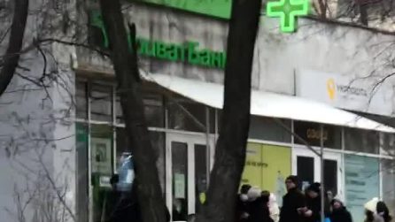 Kiev, farmacie prese d'assalto: lunghe file