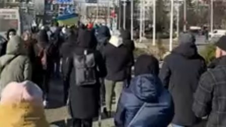 Bielorussia, manifestanti in strada vogliono lo stop della guerra: "Gloria all'Ucraina"
