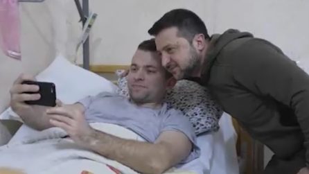 Zelensky fa visita ai soldati ucraini feriti in ospedale: "Il vostro regalo sarà la vittoria"