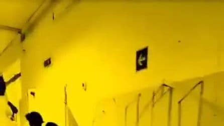 Gli studenti del Righi impegnati nel murale interno