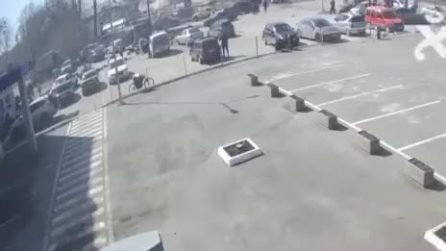 Kharkiv, bombardamento in strada mentre centinaia di persone sono in fila per ricevere aiuti umanitari