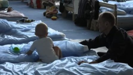 Il riposo dopo la fuga, i profughi ucraini in un rifugio polacco