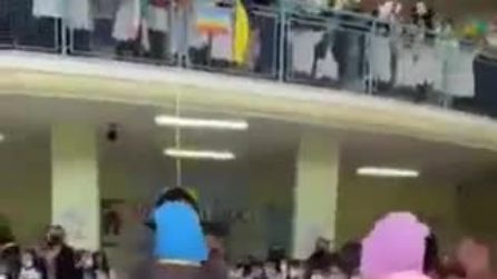 Fratellini fuggiti dall'Ucraina accolti dall'applauso di centinaia di bimbi a scuola nel Napoletano