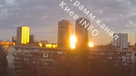 Kiev, bombardamenti nella capitale: danneggiati alcuni edifici residenziali