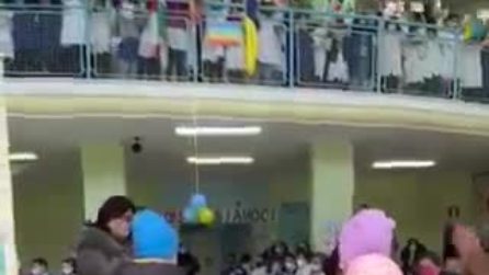 Napoli, i fratellini fuggiti dall'Ucraina accolti a scuola dall'applauso di centinaia di bimbi