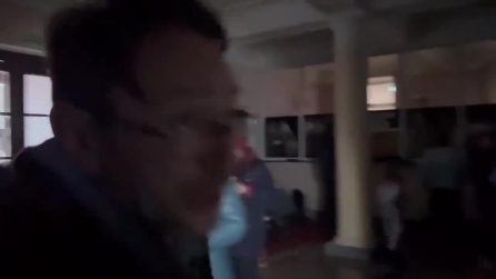 Dentro il teatro di Mariupol prima del bombardamento: la paura di donne e bambini