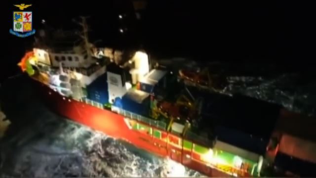 Elicottero Aeronautica Militare soccorre in mare uomo per malore