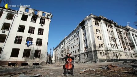 Ucraina, un uomo suona tra le macerie di Kharkiv