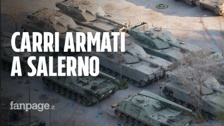 Carri armati italiani nel porto di Salerno: di ritorno da un'esercitazione programmata