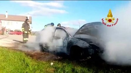 Incendio a Teora, auto avvolta dalle fiamme: 25enne illeso