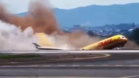 Aereo perde il controllo in pista e si spezza in due durante l'atterraggio