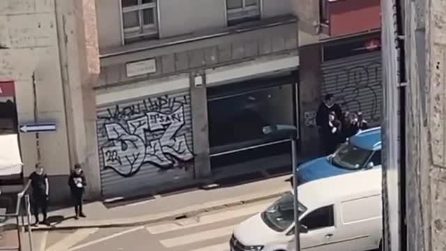 Bicicletta elettrica prende fuoco per strada a Milano: l'incendio spento con un estintore