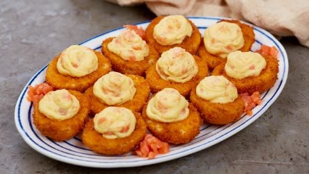 Uova ripiene croccanti con crema di salmone: perfette per l'antipasto di Pasqua!