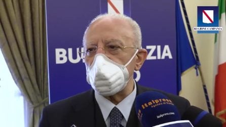 De Luca: "La mascherina? Togliamola solo per mangiare la pastiera"