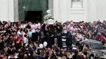 Funerali di Giovanni Guarino a Torre del Greco, coro "Giustizia" all'uscita della bara