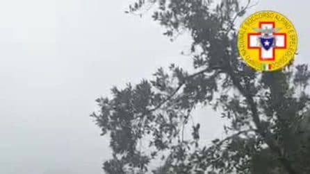 Donna precipita in penisola Sorrentina e si ferisce, arriva l'elicottero per salvarla