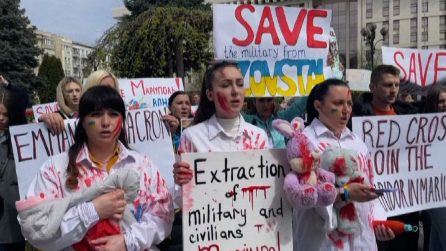 Ucraina, a Kiev manifestazione per Mariupol: "Salvate i bambini"