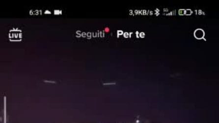 A piazza Garibaldi senza patente in Smart fugge dai carabinieri : il video su TikTok