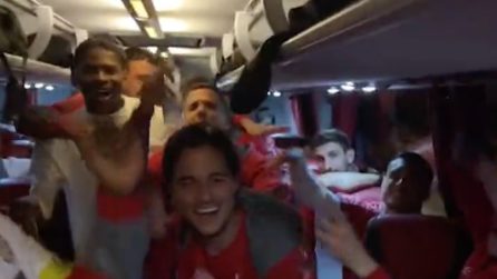 Cremonese in serie A, i calciatori ballano sul pullman a ritmo di musica