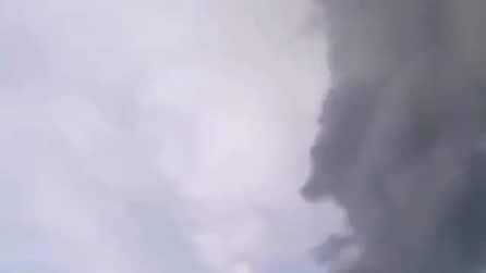 Aereo prende fuoco in pista in Cina, passeggeri feriti e in fuga