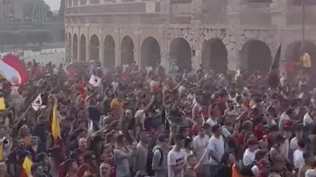 Un fiume giallorosso in direzione Circo Massimo: tutto pronto per la festa della Roma