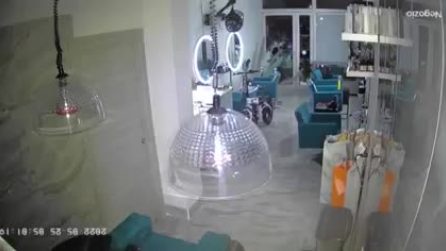 Ruba il fondo cassa ed una bici elettrica da un barbiere su via Marina: le immagini delle telecamere