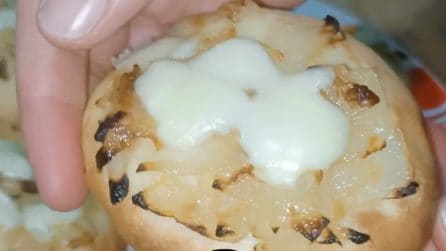 Pizzette di cipolla e formaggio: la ricetta rustica che piacerà a tutti