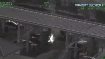 Poliziotto usa il taser al distributore di benzina e l’uomo prende fuoco