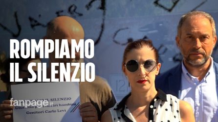 Roma, sit-in dei genitori dopo il caso della maestra "satanista": "Non può insegnare"