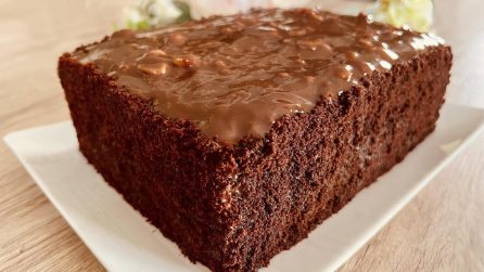 Torta al cioccolato con crema: il dessert alto, soffice e goloso