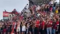 Tifosi del Milan in piazza Duomo cantano e si preparano ai festeggiamenti per lo Scudetto