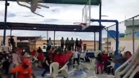 Venezuela, la manifestazione politica finisce in rissa: volano sedie a Maracaibo