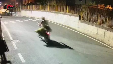 Trasporta un grosso sacco in scooter per disfarsi di un cadavere, viene incastrato dalle telecamere