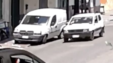 Ruba furgone e investe tre persone nel Napoletano, il furto ripreso dalle telecamere