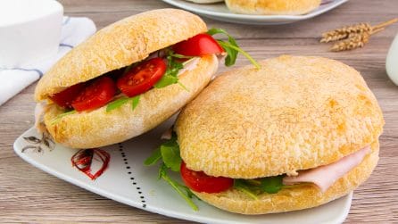 Puccia fatta in casa: il pane pugliese croccante e saporito!