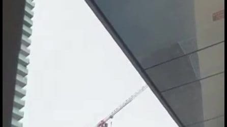 Raffiche di vento a Milano, in Gae Aulenti pezzo di gru si stacca: evacuati pedoni sottostanti