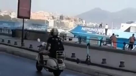 Napoli, aliscafo sbanda e va a sbattere sugli scogli del Lungomare di Mergellina