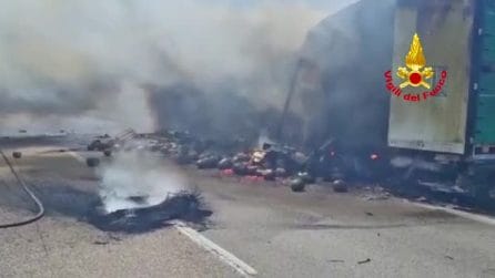 Tir pieno di angurie in fiamme sull'Autostrada A16 Napoli-Bari