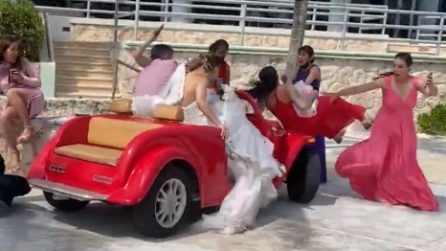 Sposo perde il controllo dell'auto e investe una damigella