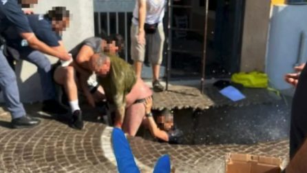 Si apre una voragine a Posillipo, tre persone ferite: ipotesi infiltrazione d'acqua