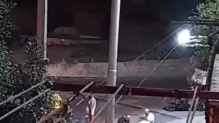 Uomo pestato a calci e colpi di casco a Capodimonte