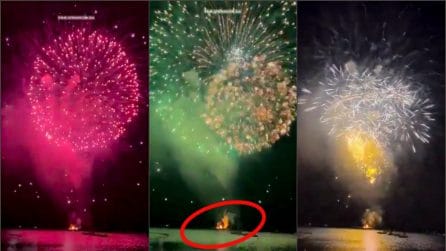 A fuoco la barca dei fuochi d'artificio di Ferragosto a Maiori
