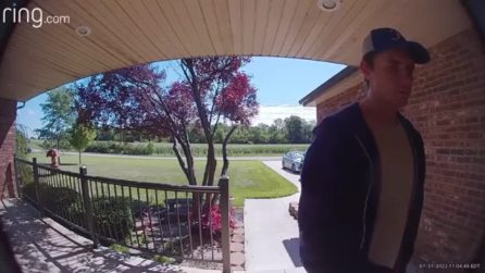 Forza la porta di casa della ex fidanzata: il padre gli spara e lo uccide. Il video choc
