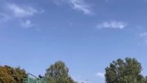 Torna il calcio in Ucraina, l'emozione delle squadre durante l'ingresso in campo