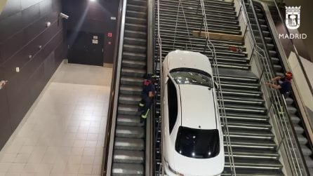 Ruba un'auto e per scappare finisce sulle scale della metropolitana