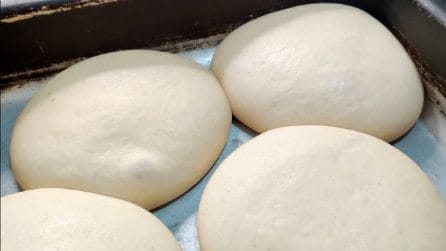 Pizza fatta in casa: la ricetta semplice per preparare l'impasto perfetto