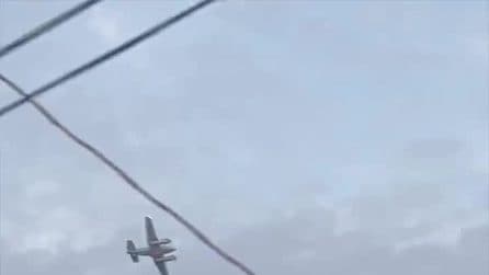 Pilota ruba un aereo e minaccia di schiantarlo su un supermercato. Cosa sta succedendo