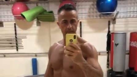 Riccardo Guarnieri si prepara per la nuova stagione di Uomini e donne sfoggiando gli addominali